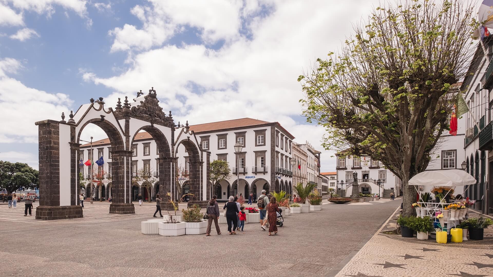 À porta da cidade, no centro de tudo